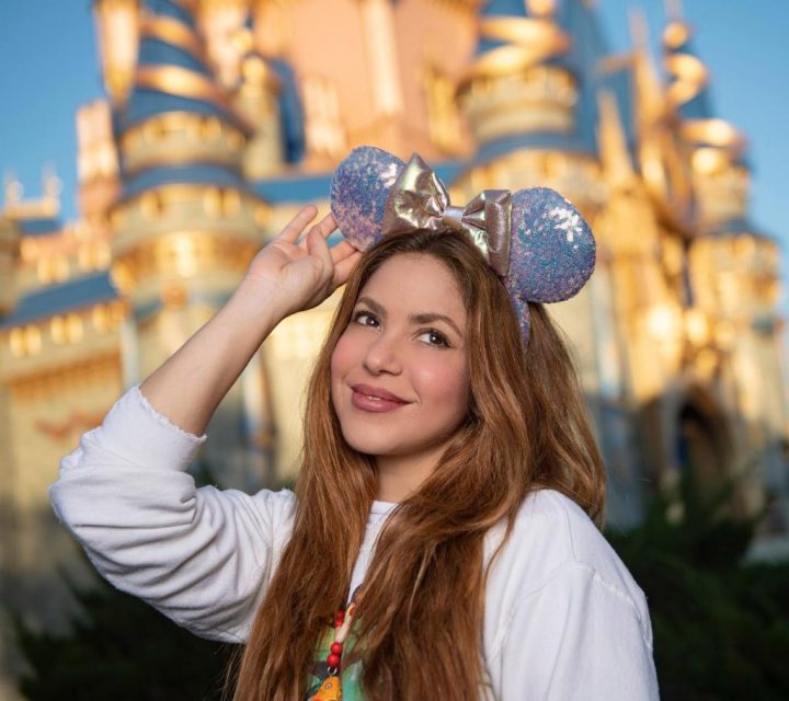 Shakira asiste a Disney para celebrar sus vacaciones